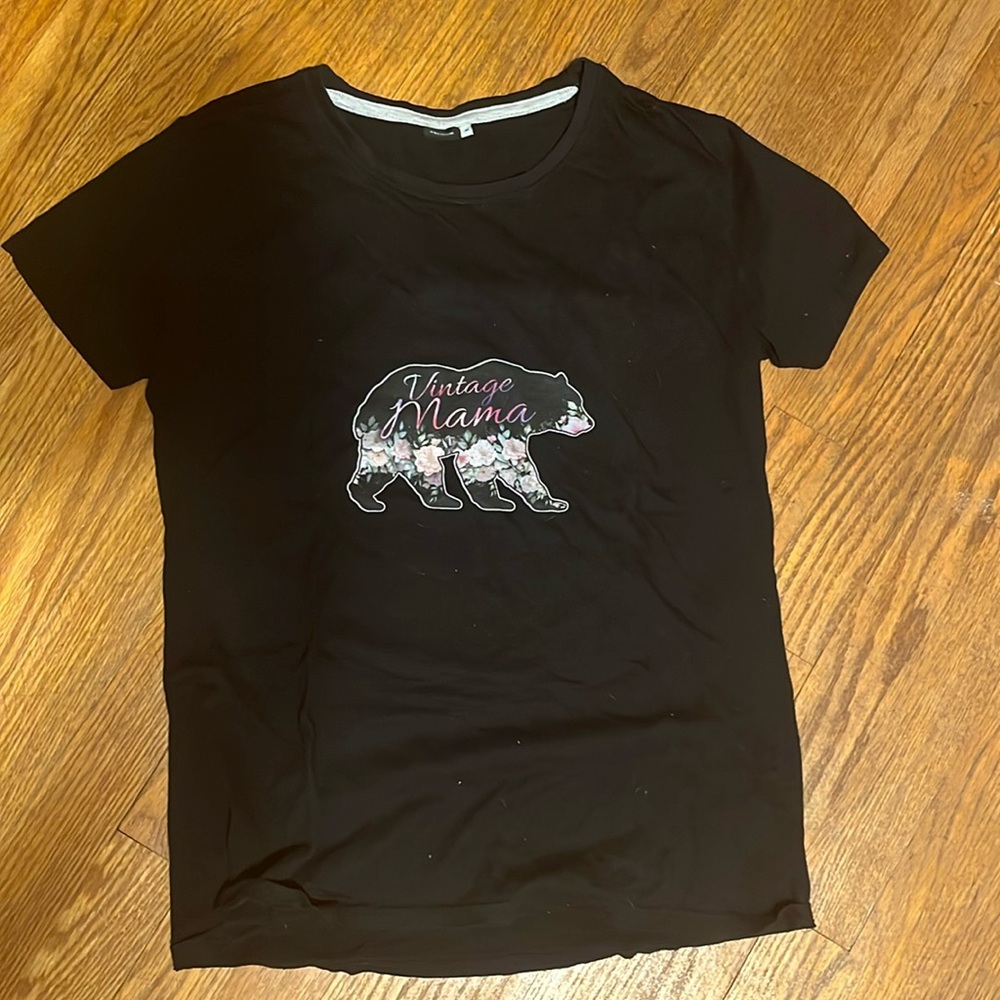 Vintage mama bear t-shirt! Size medium. For all those mamas who love vintage!
